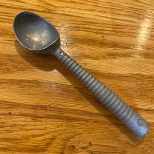 Vintage Cast Aluminum Ice Cream Scoop Ribbed Spiral Handle Silver Metal